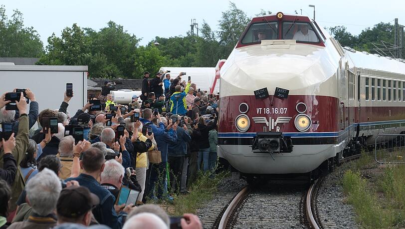Willkommensfest für einen Zug-Oldtimer: Zahlreiche Schaulustige haben in Radebeul den historischen Schnellzug in Empfang genommen. Willkommensfest für einen Zug-Oldtimer: Zahlreiche Schaulustige haben in Radebeul den historischen Schnellzug in Empfang genommen.