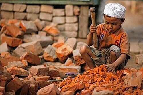 Sujon (4) ist ein Opfer des Klimawandels: Weil die Erosion die Felder seiner Familie zerstörte, muss der Bub aus Bangladesch in einer Ziegelei arbeiten.