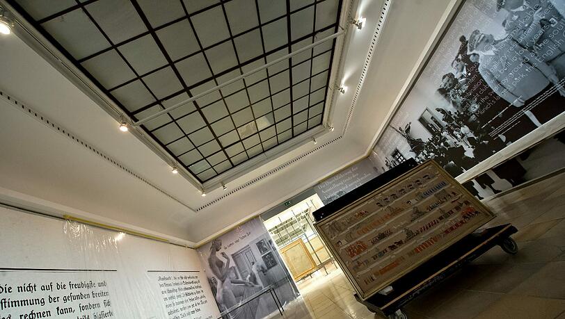 Ein Raum der Ausstellung "Geschichten im Konflikt: Das Haus der Kunst und der ideologische Gebrauch von Kunst 1937-1955". Das Haus der Kunst öffnet zu seinem 75-jährigen Bestehen seine Archive. Zum ersten Mal stellt das Museum ab Sonntag, den 10. 06.2012, zahlreiche historische Dokumente aus der Nazi-Zeit aus, als das Haus zum Zentrum der NS-Kulturpolitik und Gleichschaltung der Künste wurde. Ein Raum der Ausstellung "Geschichten im Konflikt: Das Haus der Kunst und der ideologische Gebrauch von Kunst 1937-1955". Das Haus der Kunst öffnet zu seinem 75-jährigen Bestehen seine Archive. Zum ersten Mal stellt das Museum ab Sonntag, den 10. 06.2012, zahlreiche historische Dokumente aus der Nazi-Zeit aus, als das Haus zum Zentrum der NS-Kulturpolitik und Gleichschaltung der Künste wurde.