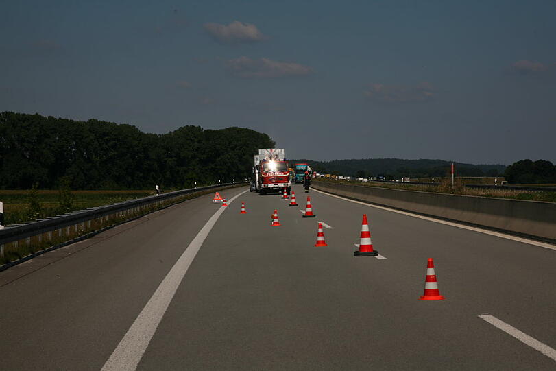 Schwerer Motorradunfall auf der A94 Richtung München: Ein 48-jähriger Motorradfahrer kommt ins Schleudern und stürzt. Er verletzt sich so schwer, dass er noch vor Ort stirbt.