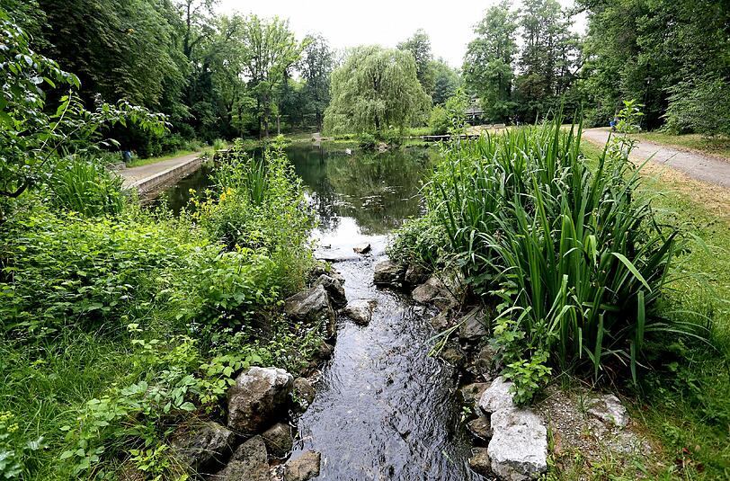 Über einen Zu- und einen Abfluss ist der Weiher mit der Würm verbunden.