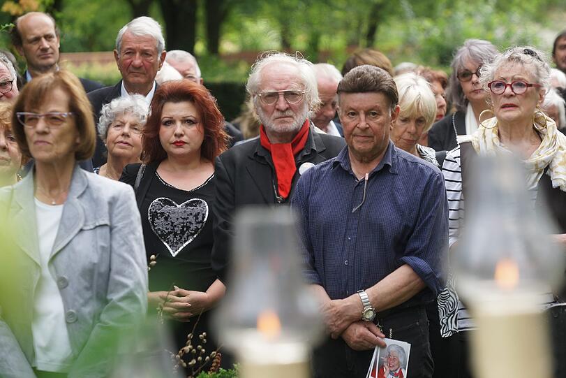 Beerdigung von der Schwabinger Gisela. Die Bilder!