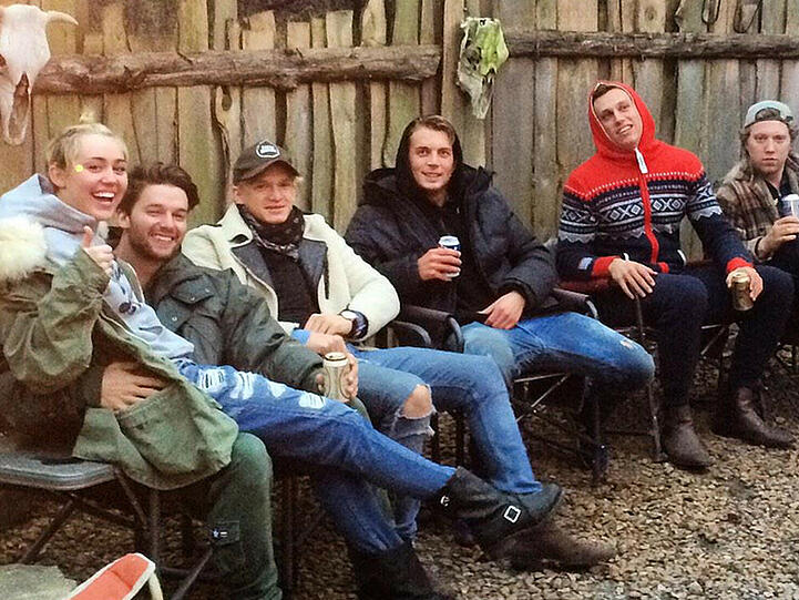 Miley Cyrus, Patrick Schwarzenegger (2.v.li.) chillen mit Freunden