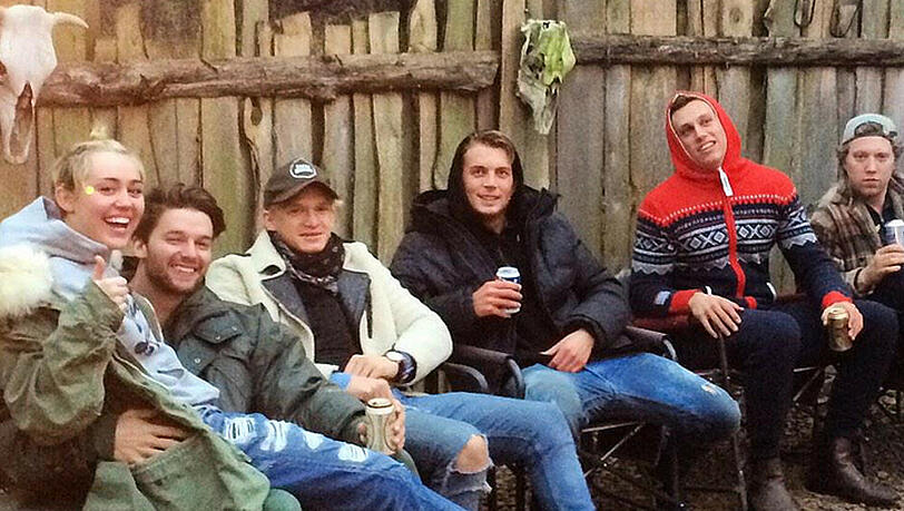 Miley Cyrus, Patrick Schwarzenegger (2.v.li.) chillen mit Freunden Miley Cyrus, Patrick Schwarzenegger (2.v.li.) chillen mit Freunden