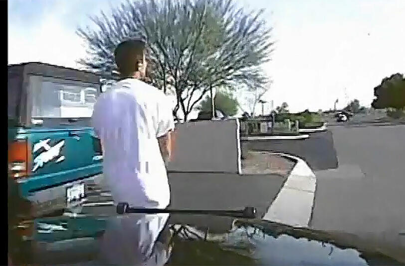 Kurz vor dem Aufprall: Der Polizist in Tucson hatte den Verdächtigen zunächst angepeilt und dann Gas gegeben. Der Mann wurde mit hoher Geschwindigkeit umgerammt!