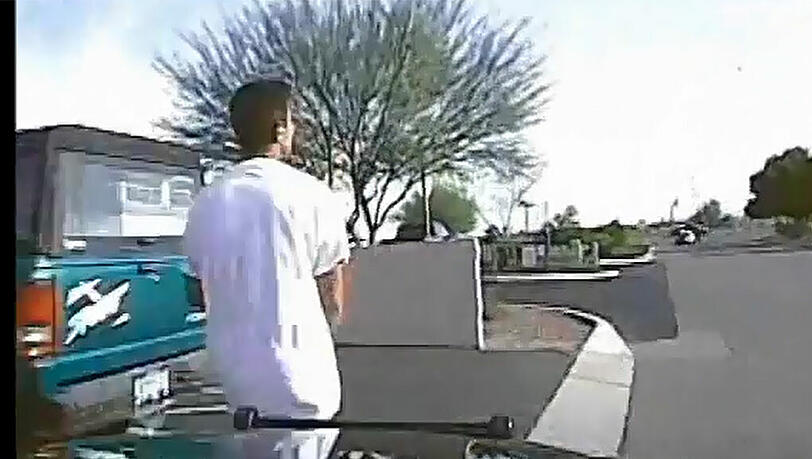 Kurz vor dem Aufprall: Der Polizist in Tucson hatte den Verdächtigen zunächst angepeilt und dann Gas gegeben. Der Mann wurde mit hoher Geschwindigkeit umgerammt! Kurz vor dem Aufprall: Der Polizist in Tucson hatte den Verdächtigen zunächst angepeilt und dann Gas gegeben. Der Mann wurde mit hoher Geschwindigkeit umgerammt!