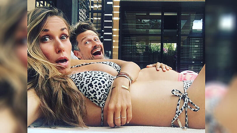 Endlich schwanger! Vier Jahre nach der Hochzeit und unzähligen Babybauch-Spekulationen später erwarten Annemarie und Wayne Carpendale im kommenden Jahr tatsächlich ein Kind. Herzlichen Glückwunsch!