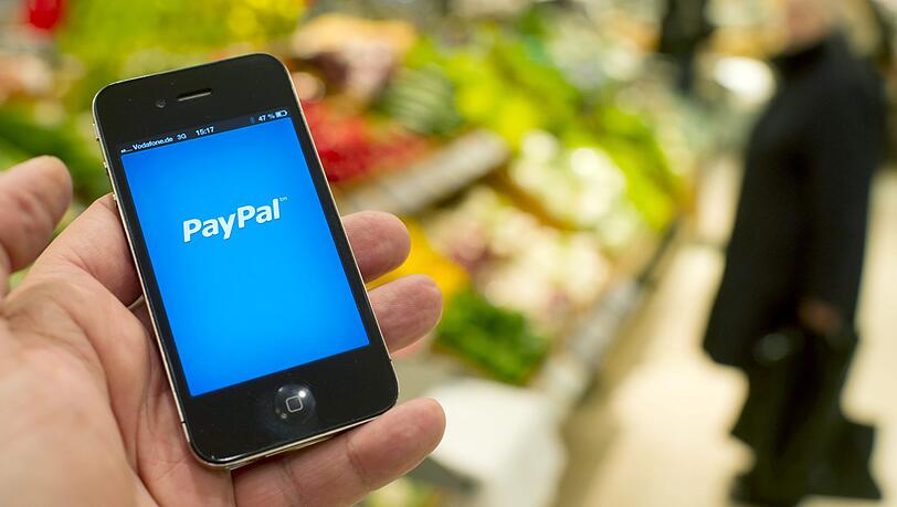Der Startbildschirm der PayPal App ist in der Lebensmittelabteilung eines Warenhauses in Berlin auf dem Display eines Smartphones zu sehen. Kontaktloses Bezahlen an der Ladenkasse im Vorbeigehen oder mit einer App auf dem Handy - neue Bezahlverfahren sind im Kommen. Der Startbildschirm der PayPal App ist in der Lebensmittelabteilung eines Warenhauses in Berlin auf dem Display eines Smartphones zu sehen. Kontaktloses Bezahlen an der Ladenkasse im Vorbeigehen oder mit einer App auf dem Handy - neue Bezahlverfahren sind im Kommen.