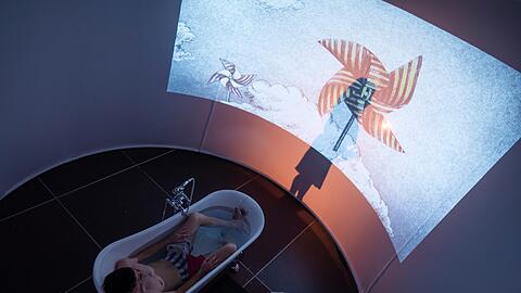Das &bdquo;Bathtube Memory Project&ldquo; kombiniert im Studio des Muffatwerks ein Wannenbad mit Neuer Musik.