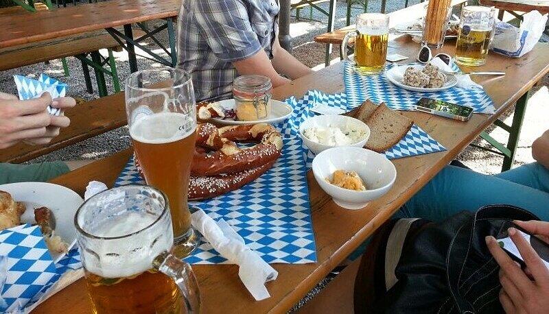 Eine zünftige Brotzeit im Biergarten des Löwenbräukellers.