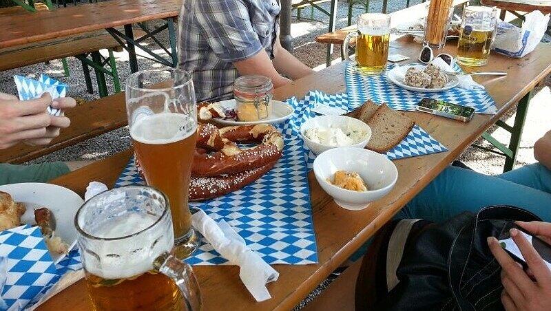 Eine zünftige Brotzeit im Biergarten des Löwenbräukellers. Eine zünftige Brotzeit im Biergarten des Löwenbräukellers.