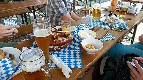 Eine zünftige Brotzeit im Biergarten des Löwenbräukellers.