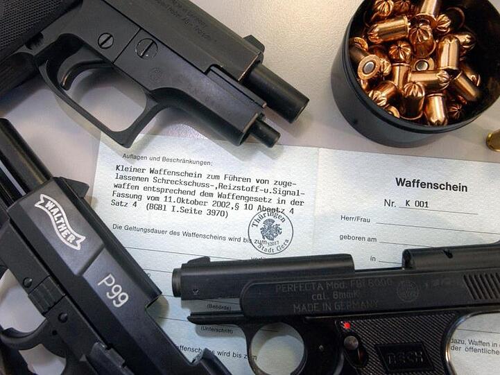 Das Muster eines so genannten Kleinen Waffenscheins ist neben Schreckschusswaffen und der dazugehörigen Munition ausgestellt.
