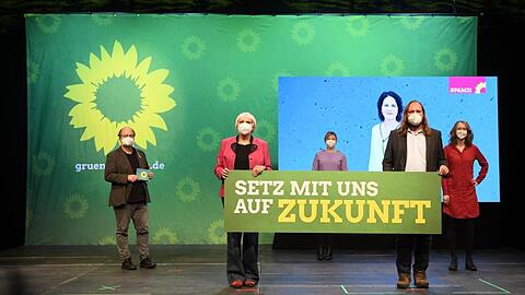 Bündnis 90/Die Grünen können sich weiter über einen Mitgliederzuwachs freuen. Hier während des Politischen Aschermittwoch in Bayern: Eike Hallitzky (l.), Claudia Roth, Katharina Schulze, Anton Hofreiter und Eva Lettenbauer.