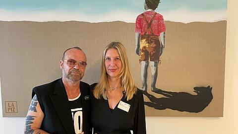 Der Reiz des Lebens setzt sich aus Licht und Schatten zusammen: Aktionskünstler Wolfgang Flatz und Katrin Bahr vor einer großflächigen Arbeit von Lapiz aus der Graffitiszene.