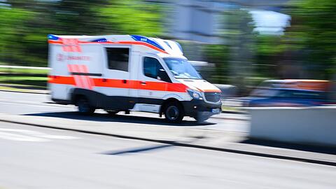 Ein Rettungswagen bei vollem Tempo. Nicht nur Patienten, auch das Gesundheitssystem braucht Hilfe.