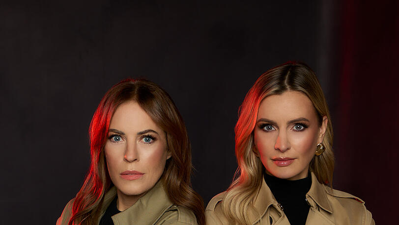 Weiblich. T&ouml;dlich. Sisters in Crime:  Karolin Kandler und Jule G&ouml;lsdorf posieren f&uuml;r ihr Podcastformat.