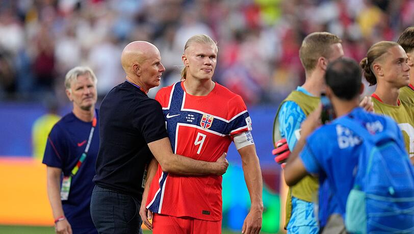 Nach dem Spiel gab es eine lange Umarmung zwischen Trainer Stale Solbakken und Erling Haaland (r).