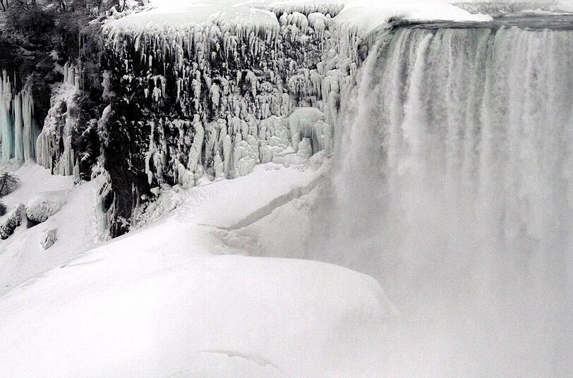 Sogar die Niagara-Fälle sind größtenteils zugefroren.