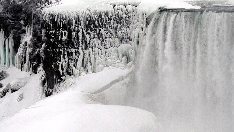 Sogar die Niagara-Fälle sind größtenteils zugefroren. Sogar die Niagara-Fälle sind größtenteils zugefroren.