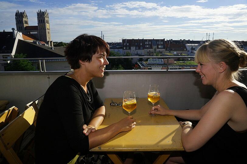 Das The Flushing Meadows hat erst vor wenigen Wochen eröffnet. Die Dachterrasse des Hotels ist deshalb fast noch ein Geheimtipp. Das Flushing Meadows in der Fraunhofer Straße ist ein Design-Hotel, auf der Dachterrasse geht&rsquo;s locker und hip zu, die Gäste sind lässig. Aber man wird ja auch lässig, wenn man hier den Sonnenuntergang genießen kann.