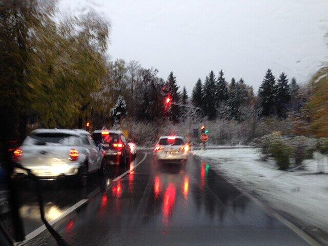 Schnee und Eis sorgen für Stress im Verkehr (Symbolbild).
