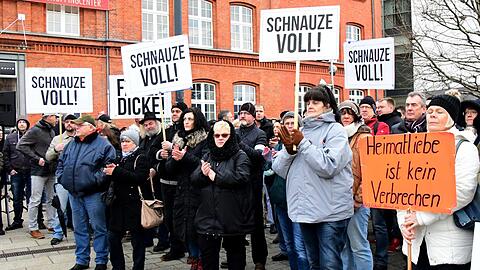 Teilnehmer der Kundgebung des Vereins "Zukunft Heimat" demonstrieren gegen den Zuzug.