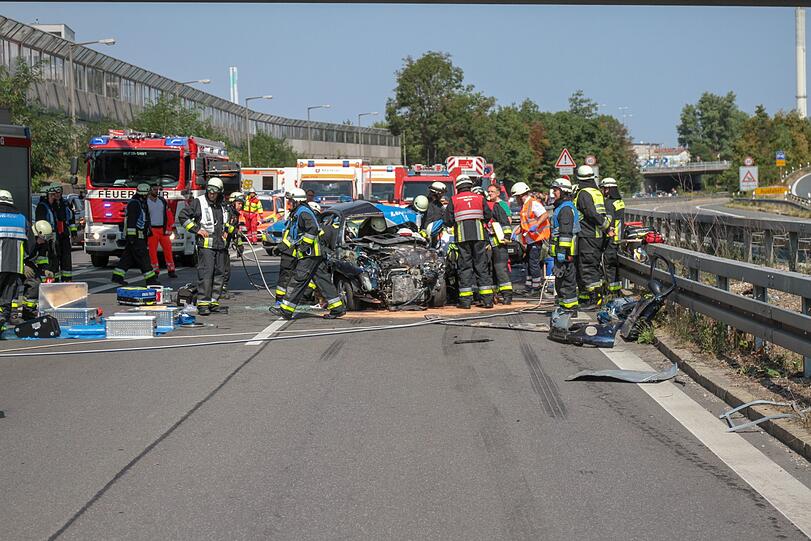 Der Pkw wurde komplett zerstört, sowohl die Fahrerin als auch der Fahrer erlitten schwere Verletzungen. Auch viele Insassen im Bus wurden verletzt. Die Bilder vom Unfallort auf der A73 bei Nürnberg.