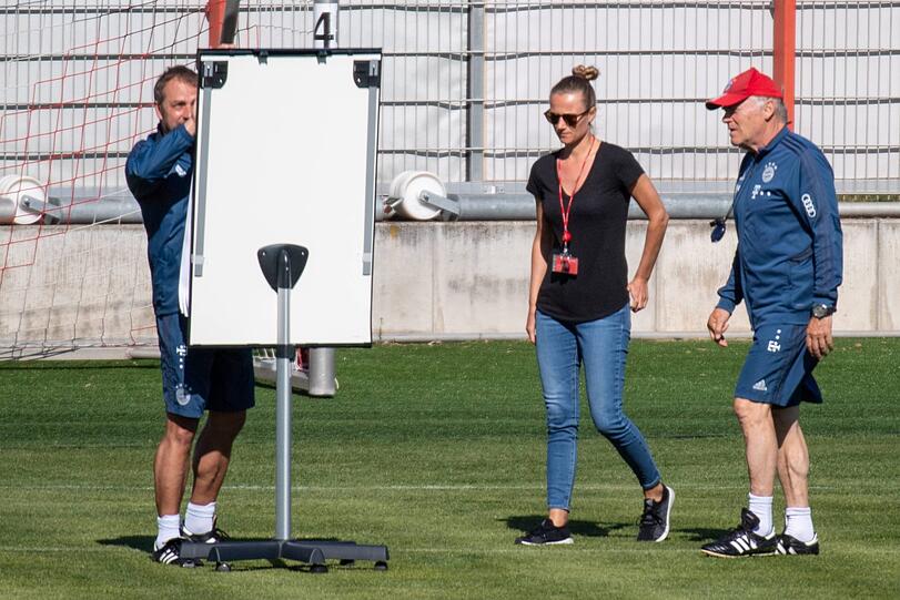 Immer nah an der Mannschaft: Teammanagerin Kathleen Krüger zusammen mit Hermann Gerland und Hansi Flick.