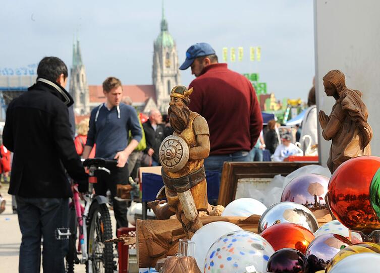Bayerns größter Flohmarkt. Am Samstag waren wieder über 20000 Schnäppchenjäger da! Wir zeigen die besten und kuriosesten Bilder!