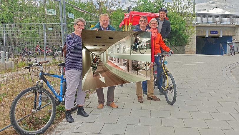So könnte die Radl-Garage aussehen: eine Delegation des Pasinger SPD-Vorstands am Wolkentunnel. So könnte die Radl-Garage aussehen: eine Delegation des Pasinger SPD-Vorstands am Wolkentunnel.