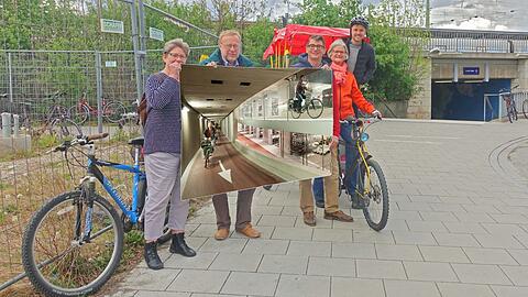 So könnte die Radl-Garage aussehen: eine Delegation des Pasinger SPD-Vorstands am Wolkentunnel.