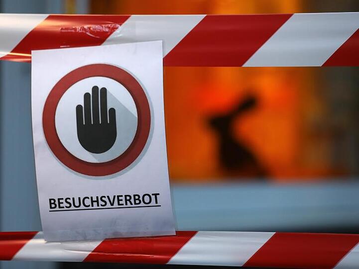 Ein Schild mit der Aufschrift "Besuchsverbot" vor einem Seniorenheim.