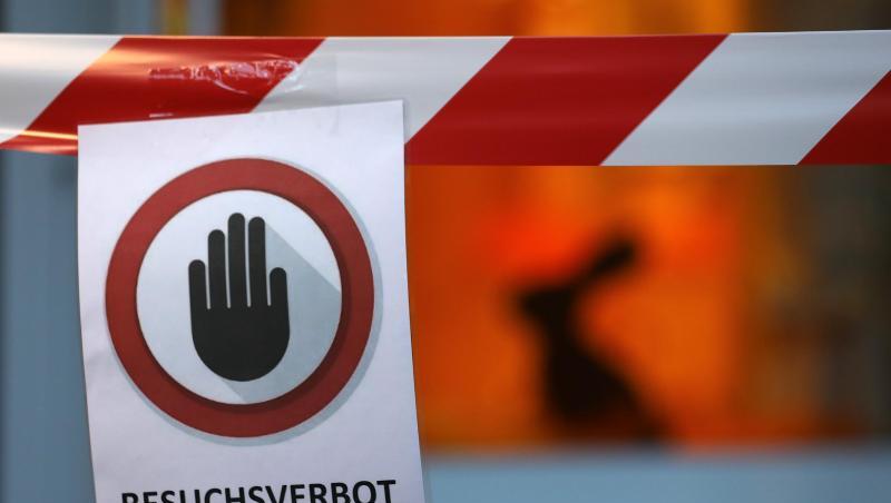 Ein Schild mit der Aufschrift "Besuchsverbot" vor einem Seniorenheim. Ein Schild mit der Aufschrift "Besuchsverbot" vor einem Seniorenheim.