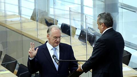 Reiner Haseloff (l) wird von Landtagspräsident Gunnar Schellenberger vereidigt.