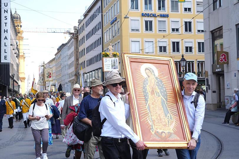 In der Theatinerstraße: Katholiken tragen ein Marienbildnis bei der Prozession zum Marienplatz. Dort wird der eucharistische Segen gespendet.