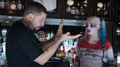 David Ayer mit Margot Robbie am Set von "Suicide Squad".