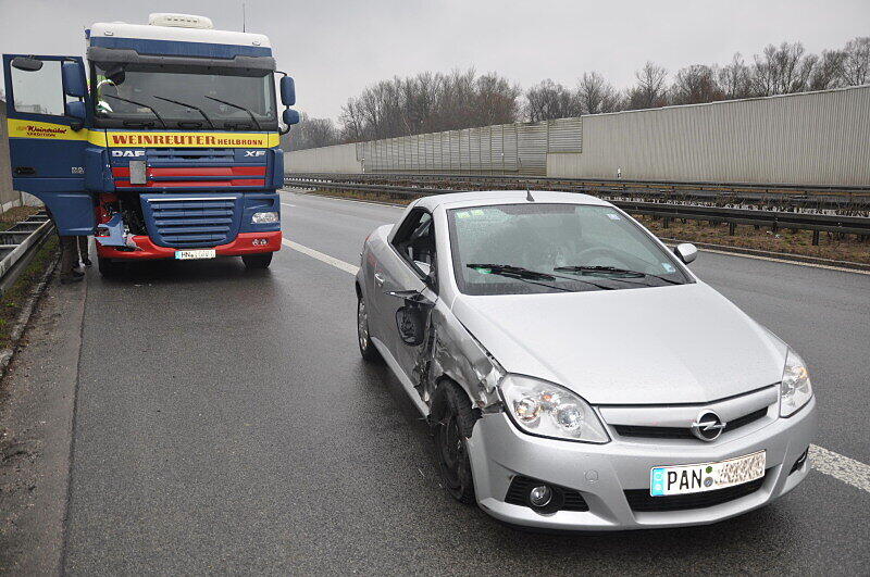 Vermutlich aufgrund einer Panne stieg ein Fahrer auf der A94 aus seinem Auto aus und wurde von einem herankommenden Lkw erfasst. Er starb an der Unfallstelle.