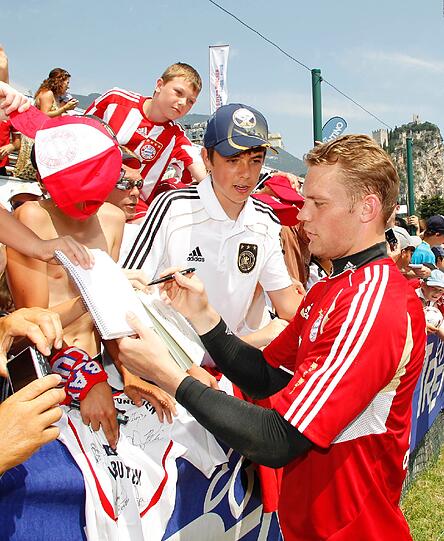 Und Manuel Neuer? Der gab inzwischen Autogramme, ging auf Tuchfühlung mit den Fans.