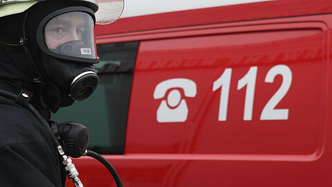 Die Feuerwehr konnte den Zimmerbrand schnell löschen. (Symbolbild)
