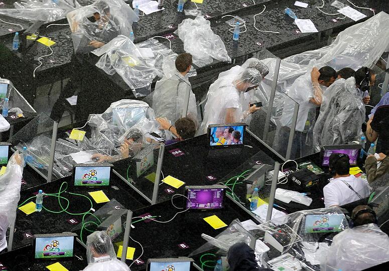 Ein heftiges Gewitter hat zu einer Unterbrechung der EM-Partie zwischen der Ukraine und Frankreich geführt. Die Bilder.