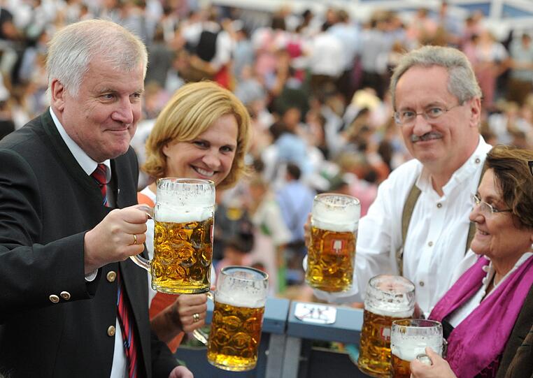 Die erste Maß gebührt traditionsgemäß dem bayerischen Ministerpräsidenten Horst Seehofer.