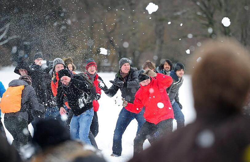 Wenn die Schneebälle fliegen: LMU vs TU im Englischen Garten.