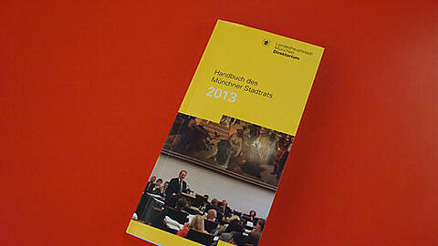 Um dieses schmale Heft geht's: Das Handbuch des Münchner Stadtrats.