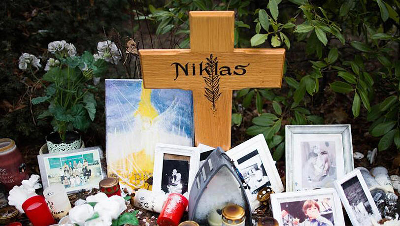Ein Kreuz und Kerzen an der Stelle in Bonn, an der Niklas von Schlägern attackiert wurde. Ein Kreuz und Kerzen an der Stelle in Bonn, an der Niklas von Schlägern attackiert wurde.