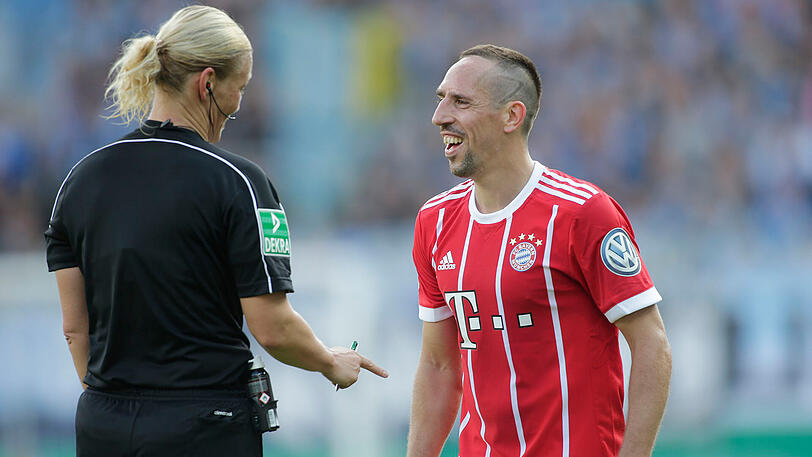 Franck Ribéry und Bibiana Steinhaus haben nach dem Streich des Franzosen gut lachen.