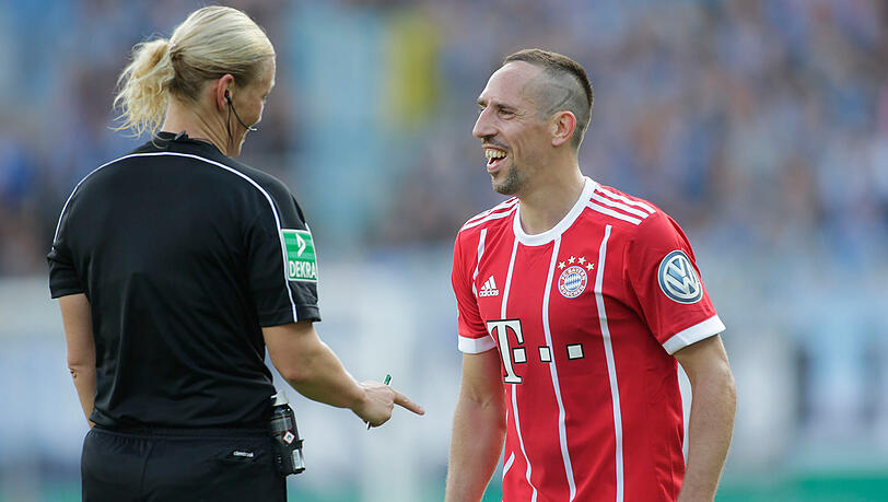Franck Ribéry und Bibiana Steinhaus haben nach dem Streich des Franzosen gut lachen. Franck Ribéry und Bibiana Steinhaus haben nach dem Streich des Franzosen gut lachen.