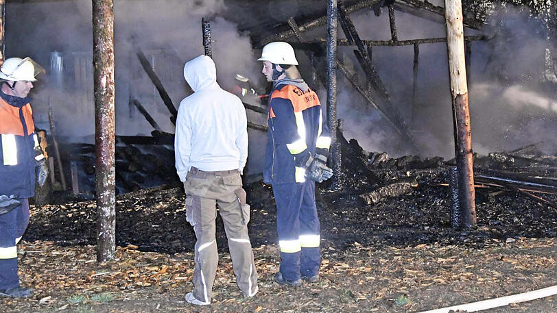 Die Hütte brannte komplett nieder, die Feuerwehr musste den Rest des Gebäudes sogar noch einreißen. Die Bilder vom Einsatzort.