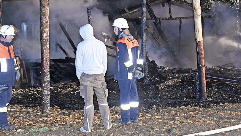 Die Hütte brannte komplett nieder, die Feuerwehr musste den Rest des Gebäudes sogar noch einreißen. Die Bilder vom Einsatzort. Die Hütte brannte komplett nieder, die Feuerwehr musste den Rest des Gebäudes sogar noch einreißen. Die Bilder vom Einsatzort.