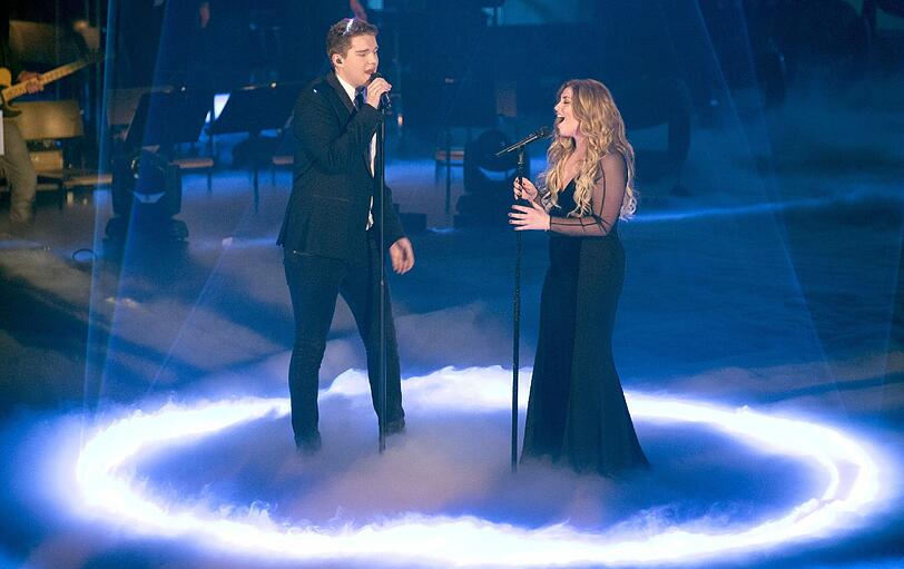 Kandidat Andrei Vesa steht und Sängerin Ella Henderson.